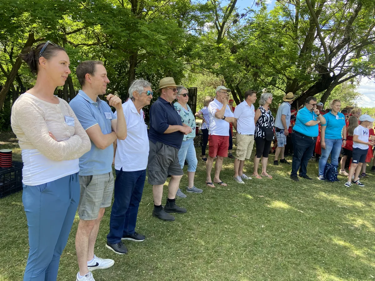 Große Gruppe bei der Feier